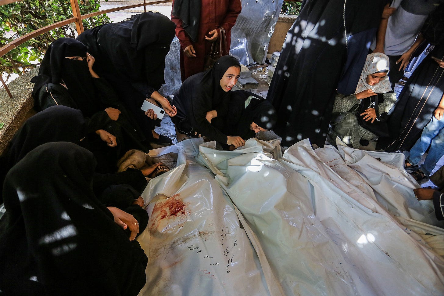 I palestinesi piangono i propri cari uccisi in un attacco aereo israeliano fuori dall’ospedale Nasser di Khan Younis, nel sud della Striscia di Gaza, il 19 agosto 2025. (Abed Rahim Khatib/Flash90) I palestinesi piangono i propri cari uccisi in un attacco aereo israeliano fuori dall’ospedale Nasser di Khan Younis, nel sud della Striscia di Gaza, il 19 agosto 2025. (Abed Rahim Khatib/Flash90)