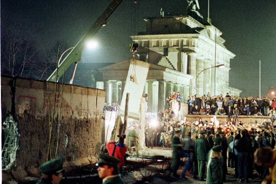Marina Amaral on X: "#OnThisDay in 1990, wrecking cranes began tearing down  the Berlin Wall at the Brandenburg Gate. https://t.co/5Yq1lMU6SO" / X