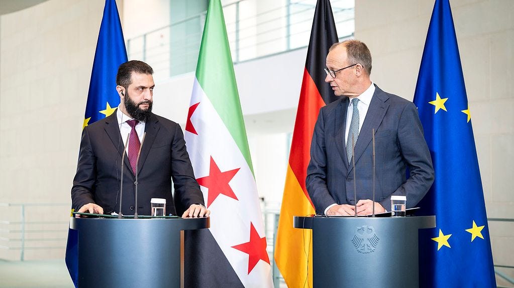 Bundeskanzler Friedrich Merz und der syrische Präsident Ahmed al-Scharaa am Rednerpult im Kanzleramt.