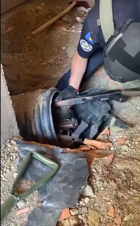 Pamje të shkëputura nga një video e publikuar nga Ministri i Punëve të Brendshme të Kosovës, Xhelal Sveçla, tregojnë zbulimin e një depoje të fshehur armësh në një shtëpi qv besohet të jetë pronë e politikanit serb të Kosovës, Aleksandar Arsenijeviç, i cili në vitin 2023/'24 - ishte cak i hulumtimeve gazetareske të Gunpowder Chronicles dhe Magazinës FRONTLINER. Në video shfaqen pushkë sulmi, mitralozë me ushqim në brez, municion dhe pajisje të tjera ushtarake të fshehura në hapësira nëntokësore.