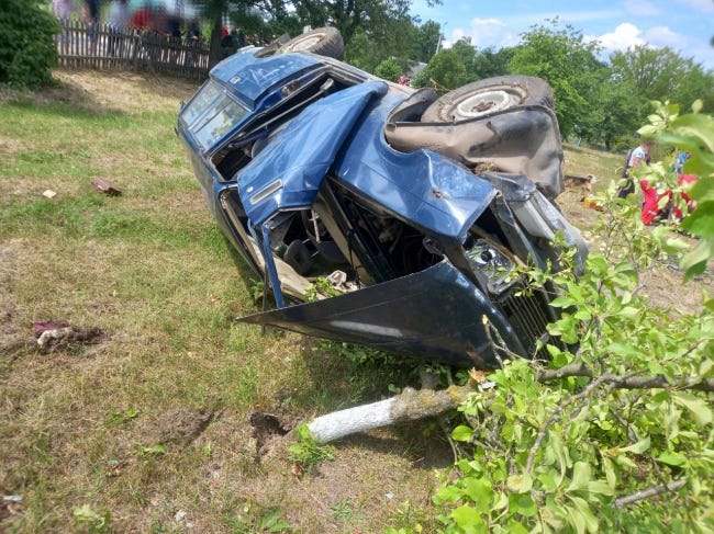 На Поліссі перекинувся автомобіль. Водій помер у лікарні