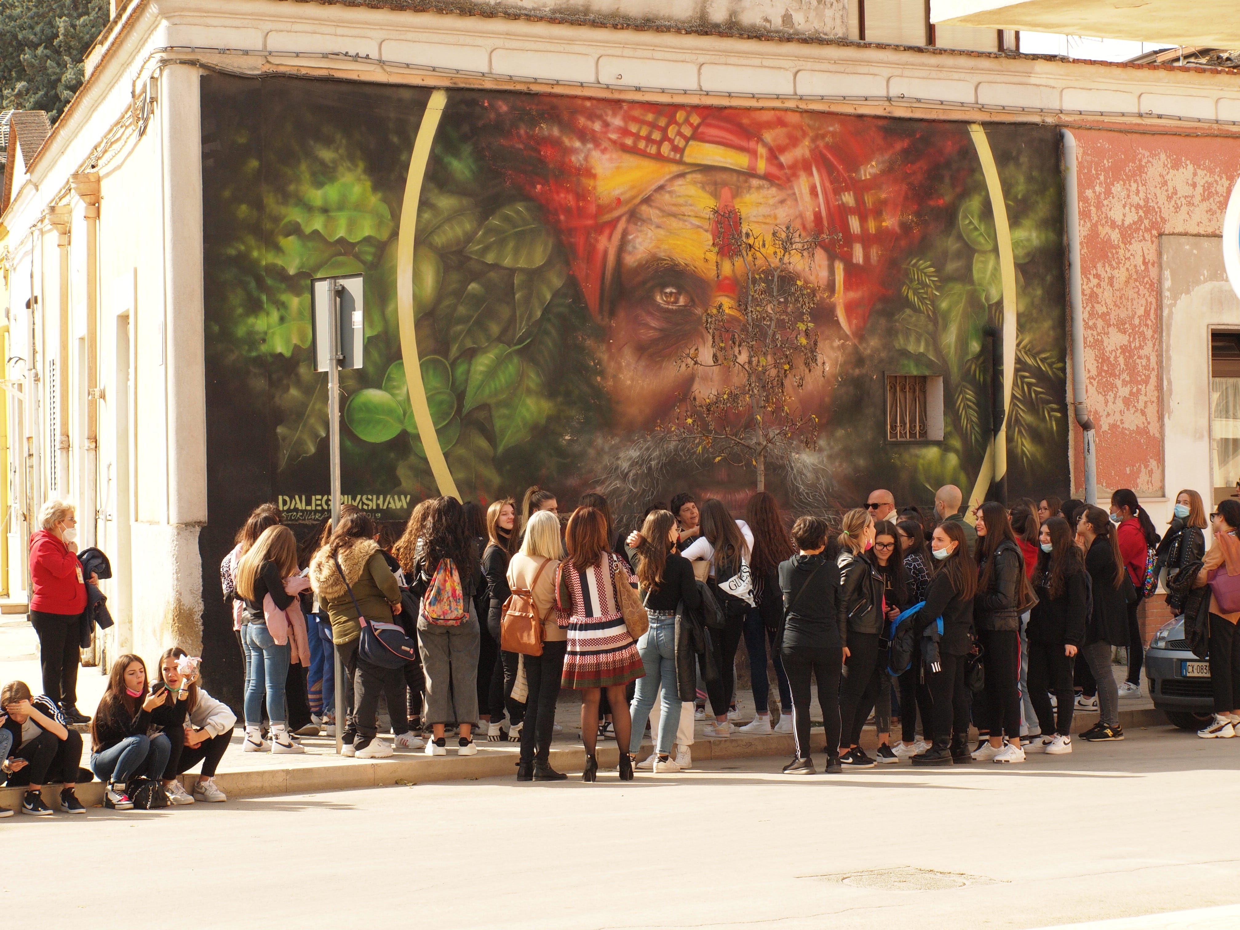 Where starlings soar and Street Art roars: the colorful rebirth of Stornara!