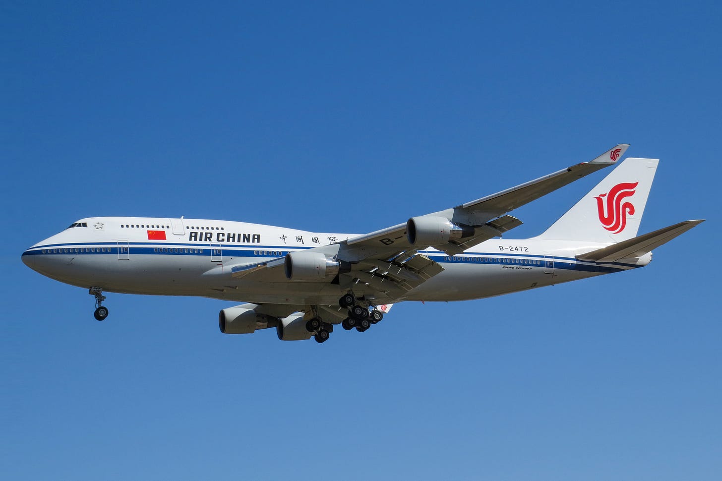 Um avião da Air China voando no céu azul Um avião da Air China voando no céu azul