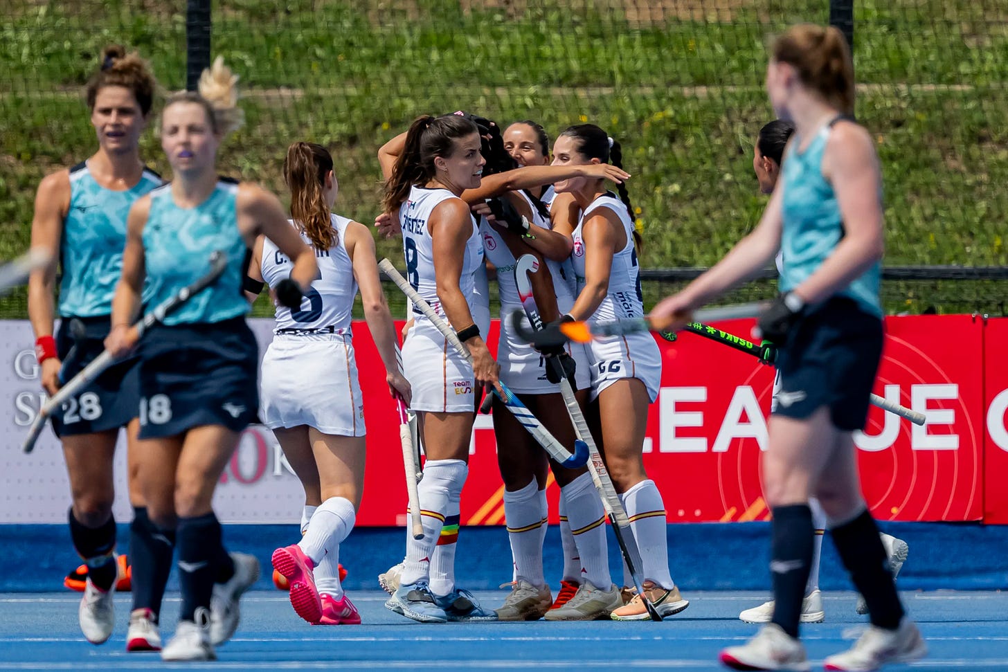 Jugadoras de las Red Sticks celebran un gol en la Pro League frente al equipo de inglaterra. Jugadoras de las Red Sticks celebran un gol en la Pro League frente al equipo de inglaterra.