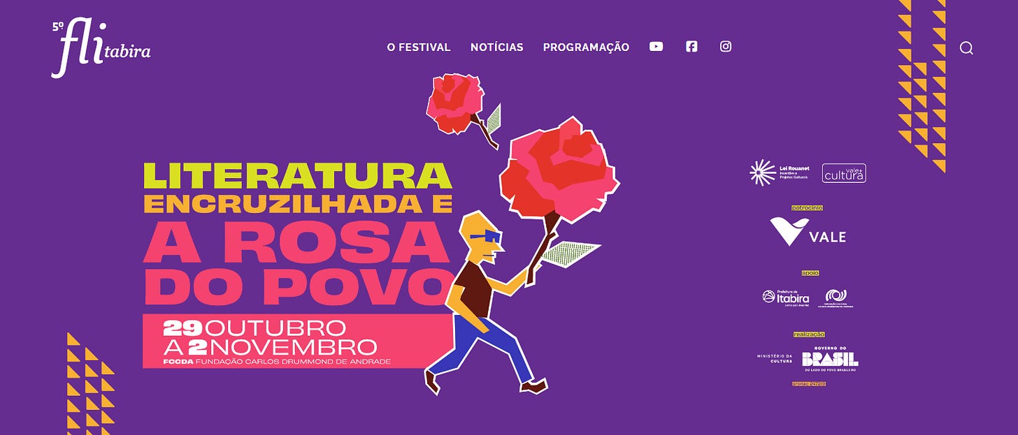 A imagem é um cartaz digital que divulga a 5ª edição da FLI Tabira, festival literário. O fundo é roxo, com detalhes triangulares amarelos nas laterais. No centro, há uma ilustração estilizada de um homem caminhando, segurando uma grande rosa vermelha com folhas verdes. Acima dele, há uma rosa menor flutuando.  O texto central, em letras grandes e coloridas, informa o tema do festival: “Literatura Encruzilhada e A Rosa do Povo”, em amarelo, laranja e rosa. Abaixo, aparecem as datas do evento: 29 de outubro a 2 de novembro, na FCCDA – Fundação Carlos Drummond de Andrade.  À direita, estão os logos e informações de patrocínio, apoio e realização: Lei Rouanet / Vale Cultura, Vale, Prefeitura de Itabira, Fundação Cultural de Itabira, e Governo do Brasil – Ministério da Cultura, além de menção ao Pronac 247769.  No topo, há a marca do festival “5ª FLI Tabira” e links para o site, redes sociais e ícone de pesquisa. O cartaz utiliza cores vibrantes e tipografia moderna, transmitindo energia, literatura e valorização cultural.
