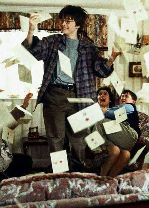 Se você nasceu entre 1985 e 1998, lembre- se que sua carta de Hogwarts  nunca chegou porque Voldemort destruiu o arquivo do Ministério da Magia  sobre bruxos nascido trouxas. Agora eu entendi