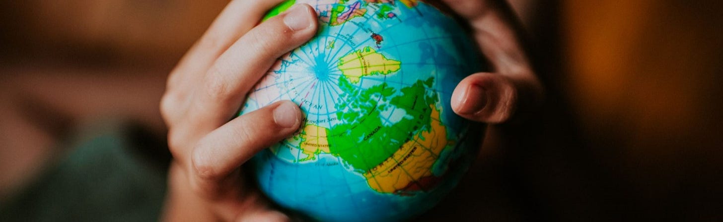 Una persona sosteniendo un globo terráqueo