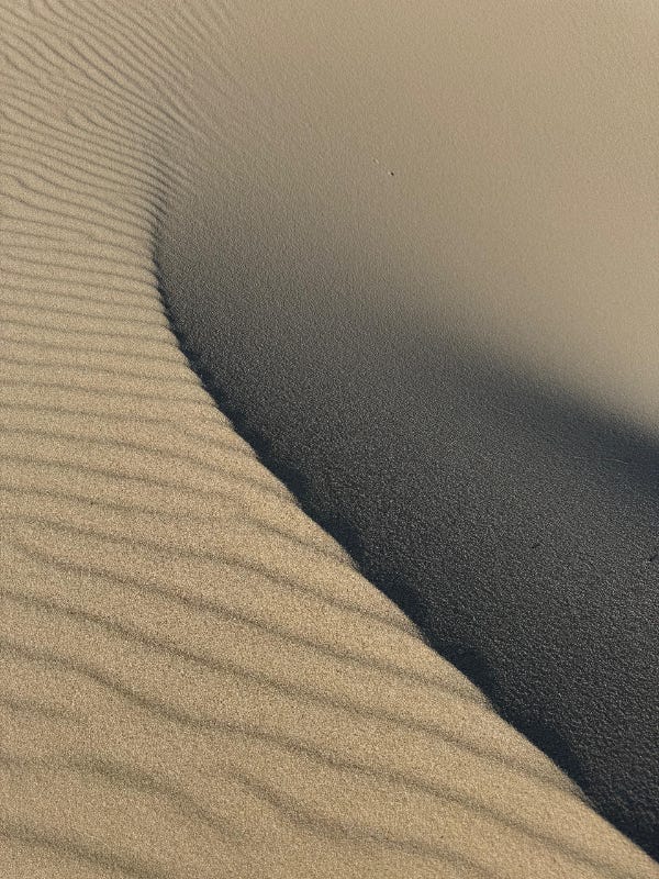  Photo en gros plan des traces de sable marbrées et ombragées au sommet de la Dune du Pilat