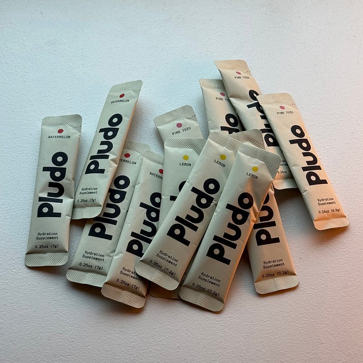 Photos of Pludo electrolytes packets and bag with Senza pastina box