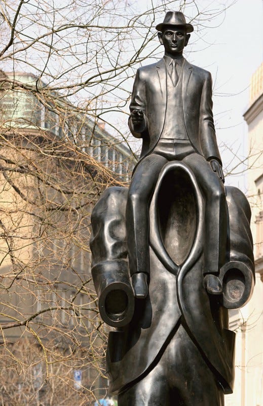 estátua de franz kafka na entrada do bairro judeu de praga
