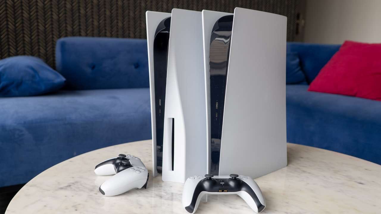 PS5 Disc vs Digital side by side with controllers PS5 Disc vs Digital side by side with controllers