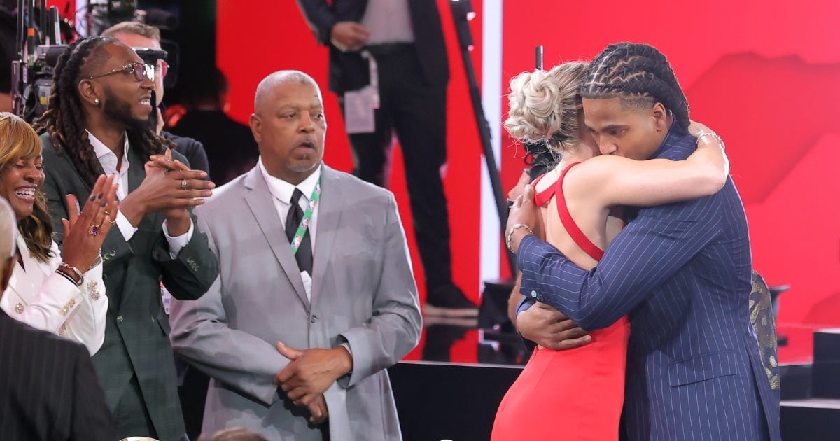 Collin Murray-Boyles shares moment with girlfriend, South Carolina star ...