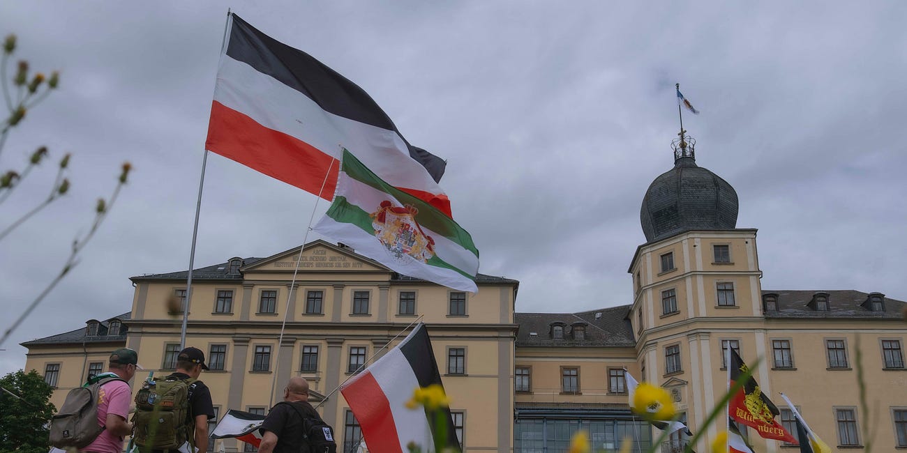 Mit Pickelhaube und Uniform für Weltfrieden