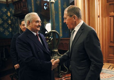 Haftar (majtas) shtrëngon duart me zëvendësministrin rus të Mbrojtjes Yunus-bek Yevkurov në një aeroport ushtarak në Moskë (26 shtator 2023), si dhe shfaqet në takime të ndara me presidentin rus Vladimir Putin dhe ministrin e Jashtëm Sergei Lavrov—pamje që ilustrojnë afërsinë e tij me qendrën politike dhe të sigurisë së Rusisë. (Burimi: faqja në Facebook e Shtabit të Përgjithshëm të vetëshpallur të “Ushtrisë Kombëtare Libiane” / AFP; dhe fotografi nga takime zyrtare në Moskë.)