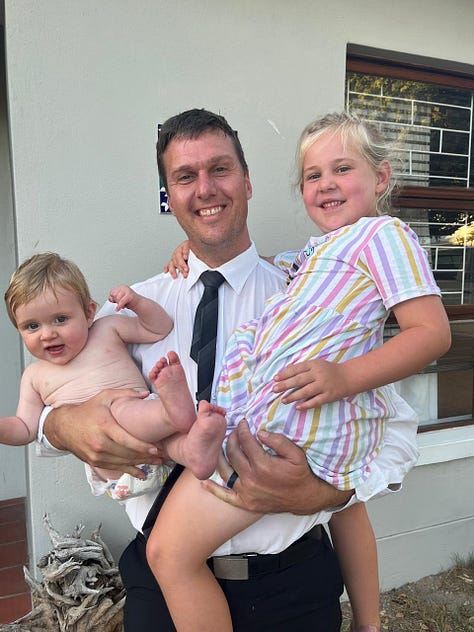 Van links bo na regs: Marnix Boersema met sy vrou, Clarinda, en hulle kinders; Jaco de Beer saam met sy vrou, Benita; Jan-Louis Lee en sy vrou, Willemien; Nikolaas Pienaar en sy kinders; Jonker Venter saam met sy vrou, Erika en hulle kinders; Gerrie van Rhyn met sy vrou, Carina