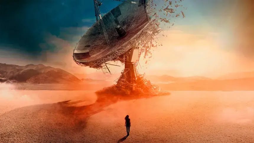 Hay dos adaptaciones bailando sobre el mismo cadáver literario: una china que al menos intenta respetar al difunto... y otra, la de Netflix, que lo maquilla, le pone filtros y lo sube a Instagram. Para un servidor, ninguna logra capturar el alma oscura y brillante del libro. Pero si tuviera que elegir la más lejos del corazón... sin duda es la de la plataforma de las maratones sin alma.