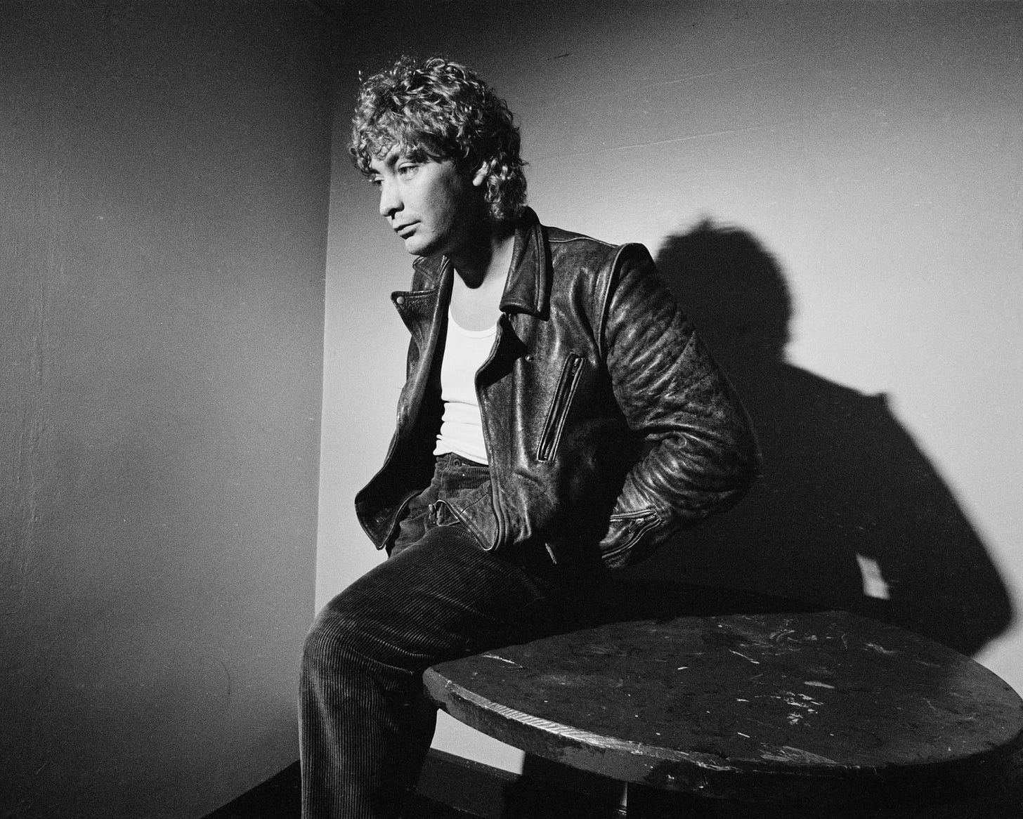 Black and white photo of a young Chris Rea