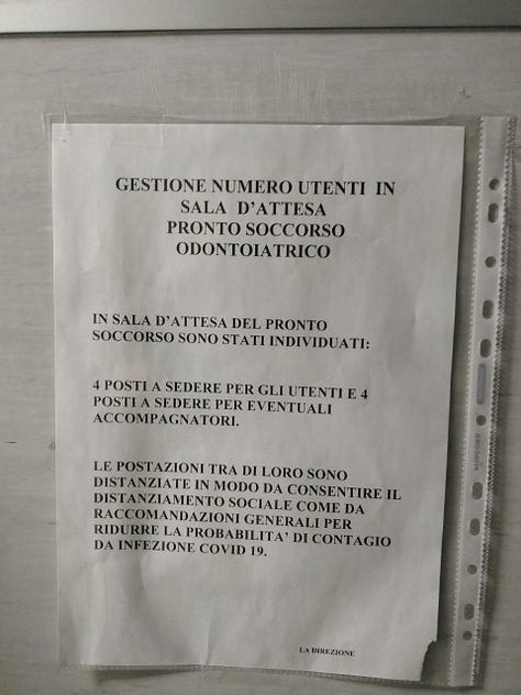 Fotografie di sei cartelli informativi appesi alle pareti di un pronto soccorso odontoiatrico, riguardanti divieto di usare il cellulare, modalità per accedere al pronto soccorso, raccomandazioni sui comportamenti in tempo di covid-19.