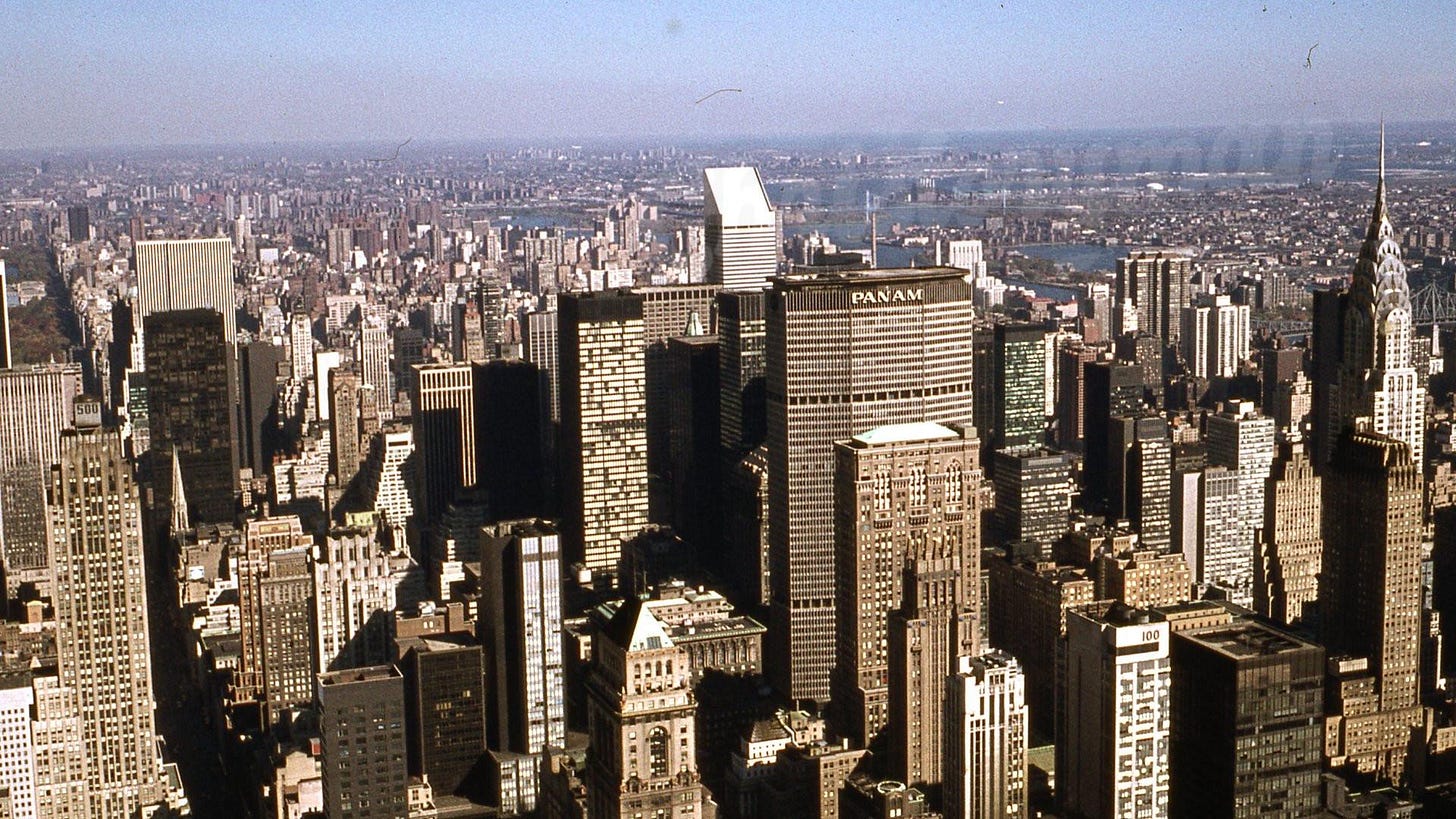 🗽 The "Pan Am Building" still dominating Manhattan’s skyline. A lost world, captured in 1978. 🗽 The "Pan Am Building" still dominating Manhattan’s skyline. A lost world, captured in 1978.