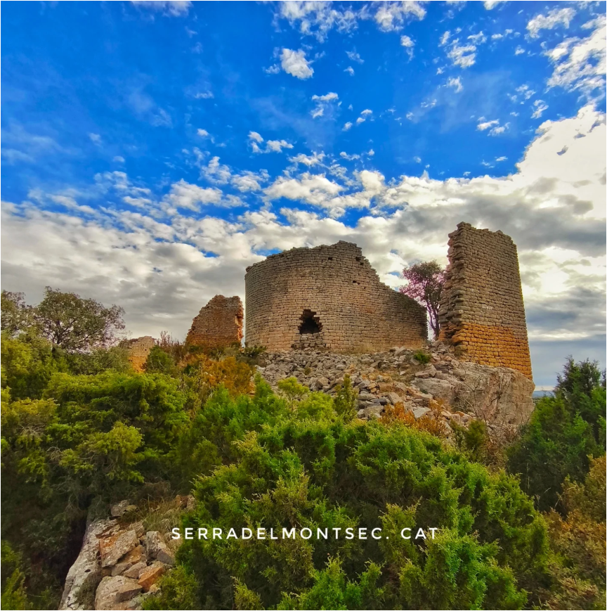 El Montsec té memòria. S’escola entre merlets que ja no guarden res i acarona pedres que recorden batalles, amors i algun esmorzar amb vi ranci. Castell de Sant Llorenç. Vall d’Àger. Montsec d’Ares. La Noguera, Lleida, Catalunya.