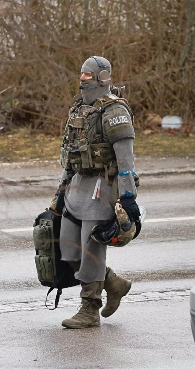 Mark Kretschmann on X: "If you're wondering why German police uses chain  mail: In Europe, and especially in Germany, knife attacks are currently en  vogue. Chain mail effectively protects against slashing attacks.