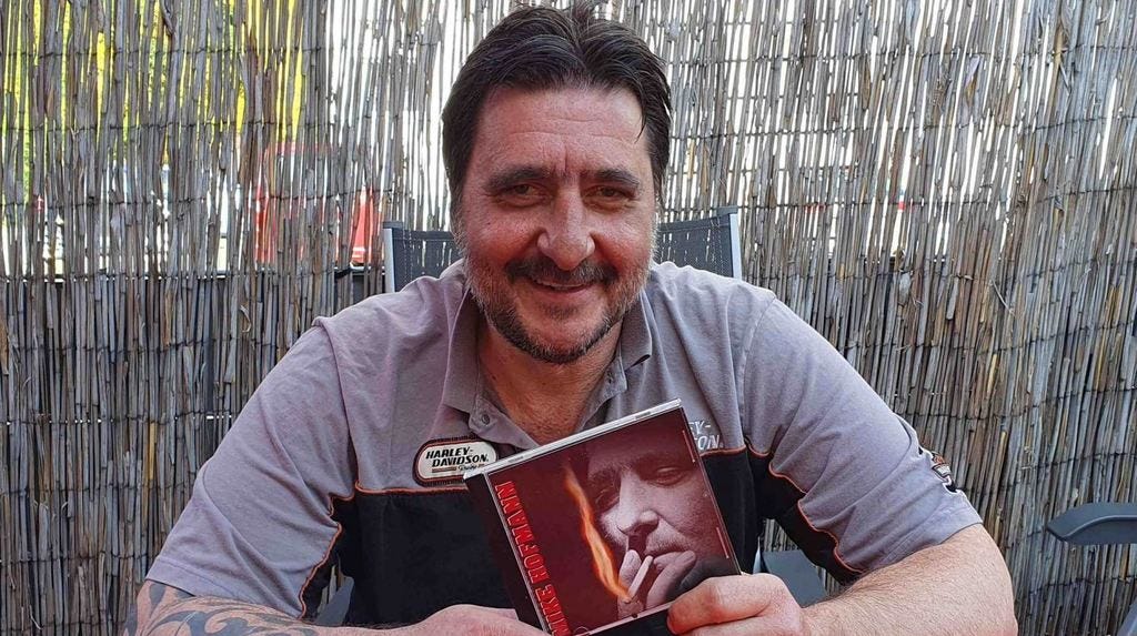 Mike Hofmann hat sich ein eigenes Tonstudio gebaut und eine CD aufgenommen. Mike Hofmann hat sich ein eigenes Tonstudio gebaut und eine CD aufgenommen.