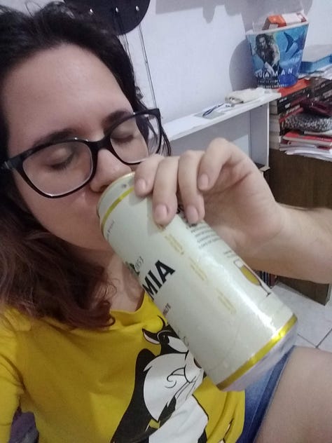 Três fotos de uma mulher branca, com cabelos escuros e óculos, tomando cerveja.