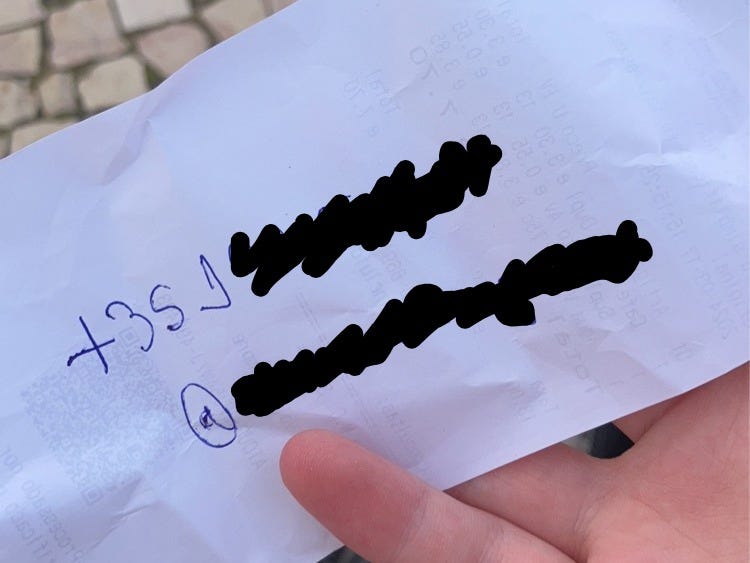 Ein Bild eines Zettels mit geschwärzten Kontaktdaten. Ein Bild eines Zettels mit geschwärzten Kontaktdaten.