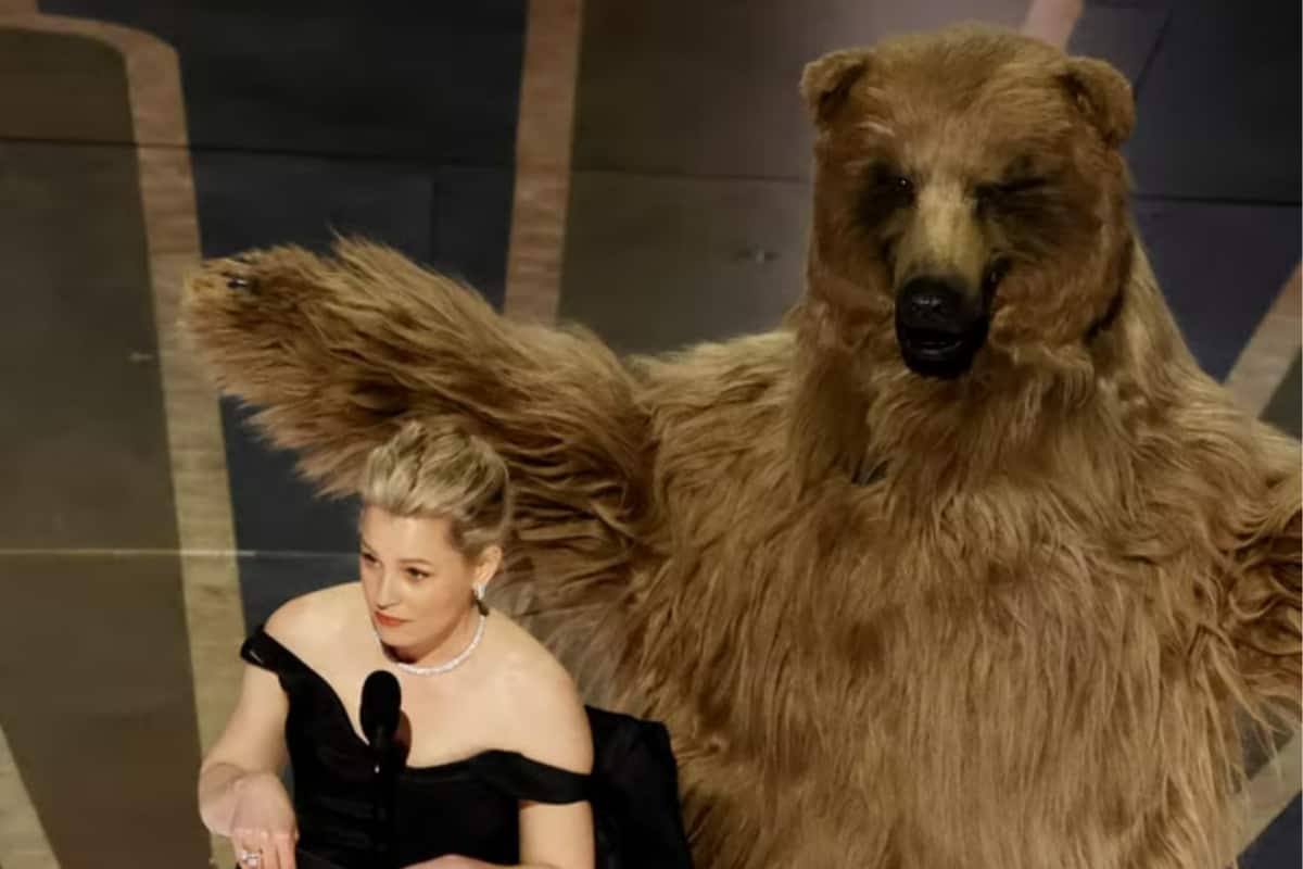 Oscars 2023 Viral Video: Cocaine Bear Director Elizabeth Banks Falls on  Stage Guess Whom Did She Blame? - Watch