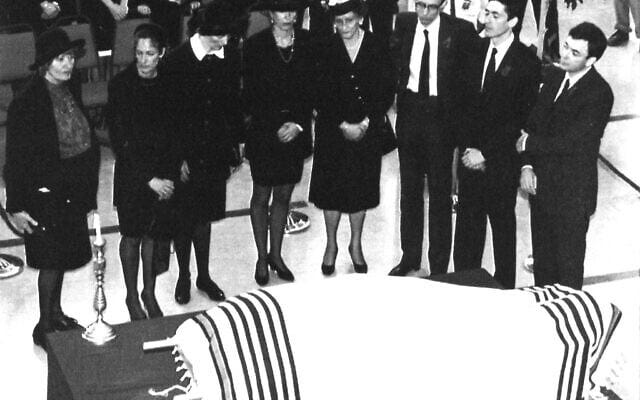 Members of the immediate family of the late Robert Maxwell, including Ghislaine (4L), stand behind the body laying on a stretcher during the funeral service in Jerusalem's main convention hall on Nov. 10, 1991 (AP Photo/Natik Harnik)