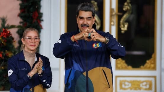 Venezuela's President Nicolas Maduro forms the shape of a heart with his fingers on the day of a march marking Venezuelan Student Day, in Caracas, Venezuela, November 21, 2025. REUTERS/Leonardo Fernandez Viloria TPX IMAGES OF THE DAY