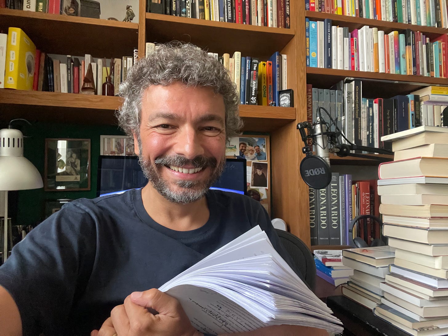 Massimo Polidoro con le bozze del nuovo libro (foto: M. Polidoro)