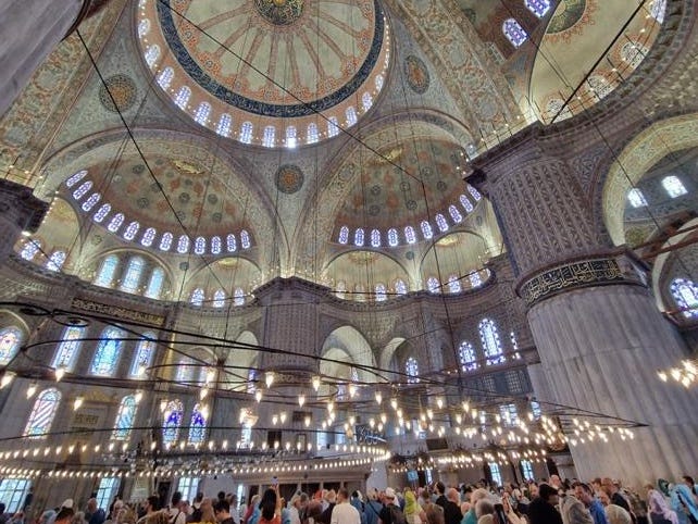 A group of people in a large building

AI-generated content may be incorrect.