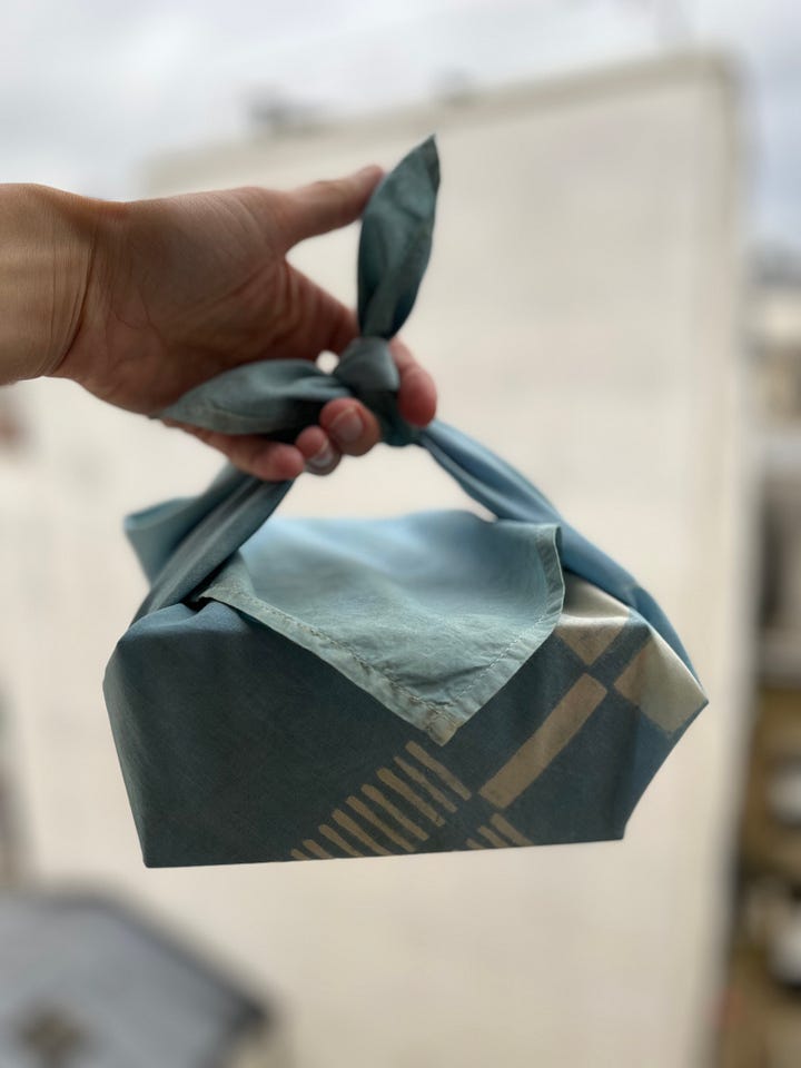 L'art d'emballer. Ici avec mas bandanas/ furoshikis en teinture végétale.