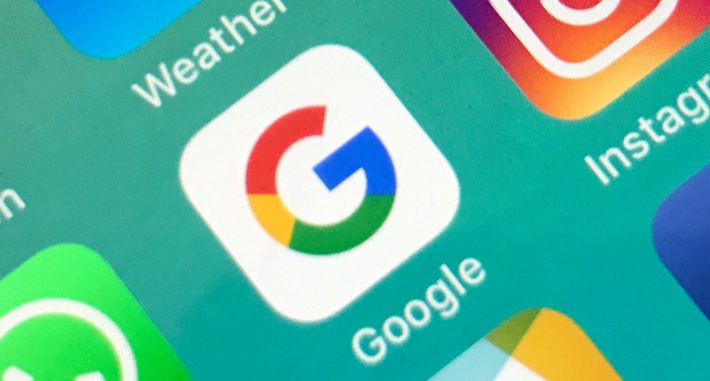 手握手機搜尋列的示意照片|來源:TechCrunch / Google 截圖 手握手機搜尋列的示意照片|來源:TechCrunch / Google 截圖