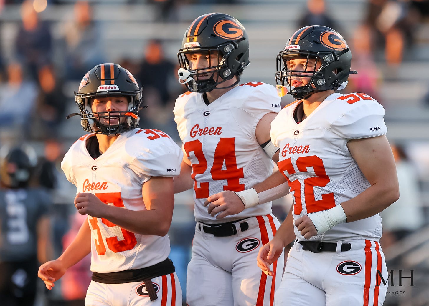 May be an image of 4 people, people playing football, football helmet, stadium and text May be an image of 4 people, people playing football, football helmet, stadium and text