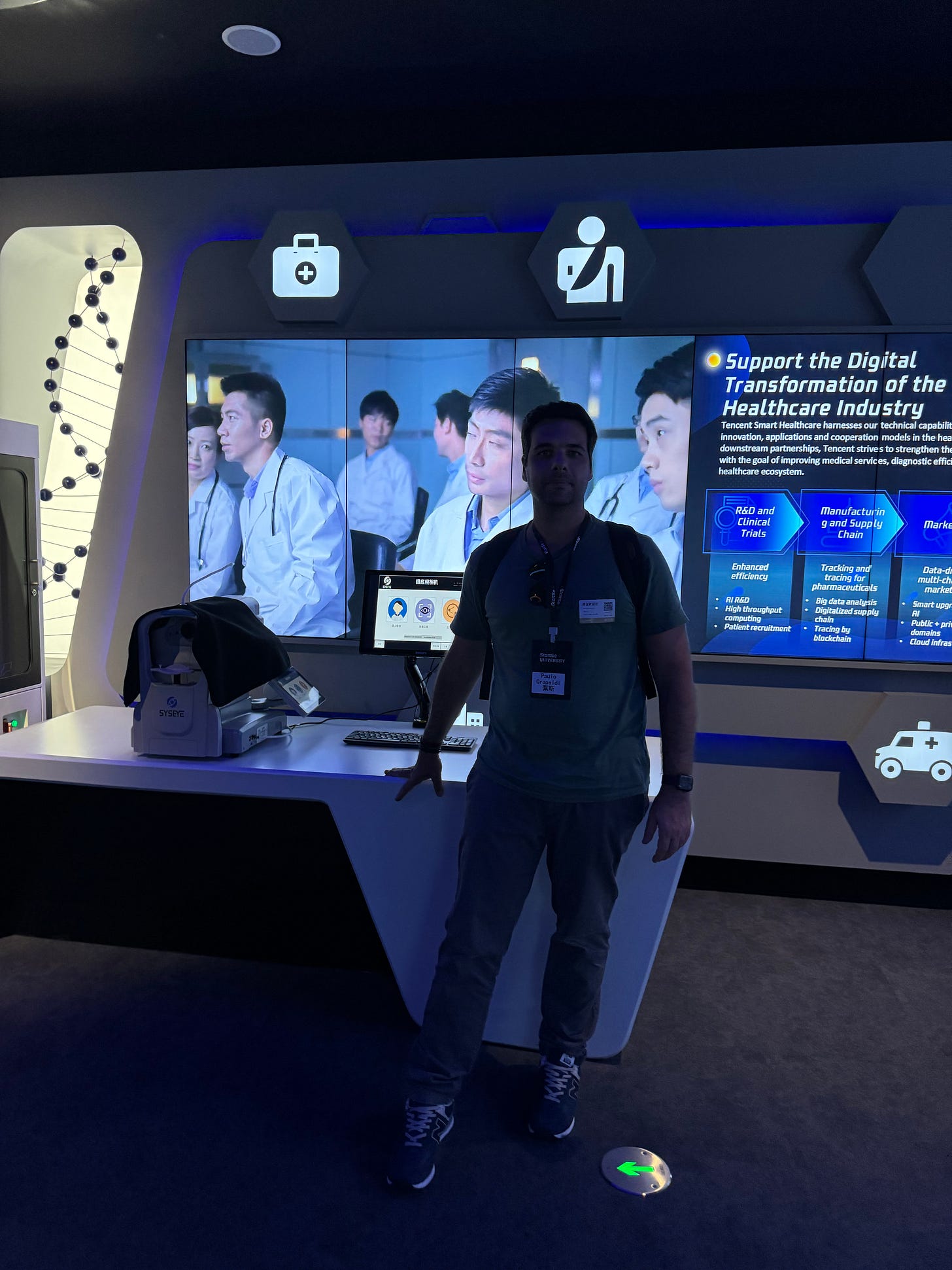 Paulo Crepaldi diante de um painel da Tencent sobre transformação digital da saúde, com aplicações em pesquisa, estudos clínicos e produção. Paulo Crepaldi em apresentação da Tencent sobre tecnologia em saúde, na China, em 2024.