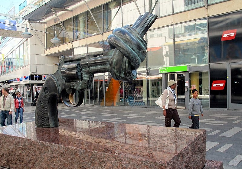 File:Non-Violence (sculpture) The Knotted Gun - Sergelgatan, Stockholm 2011 - Murat Özsoy.jpg