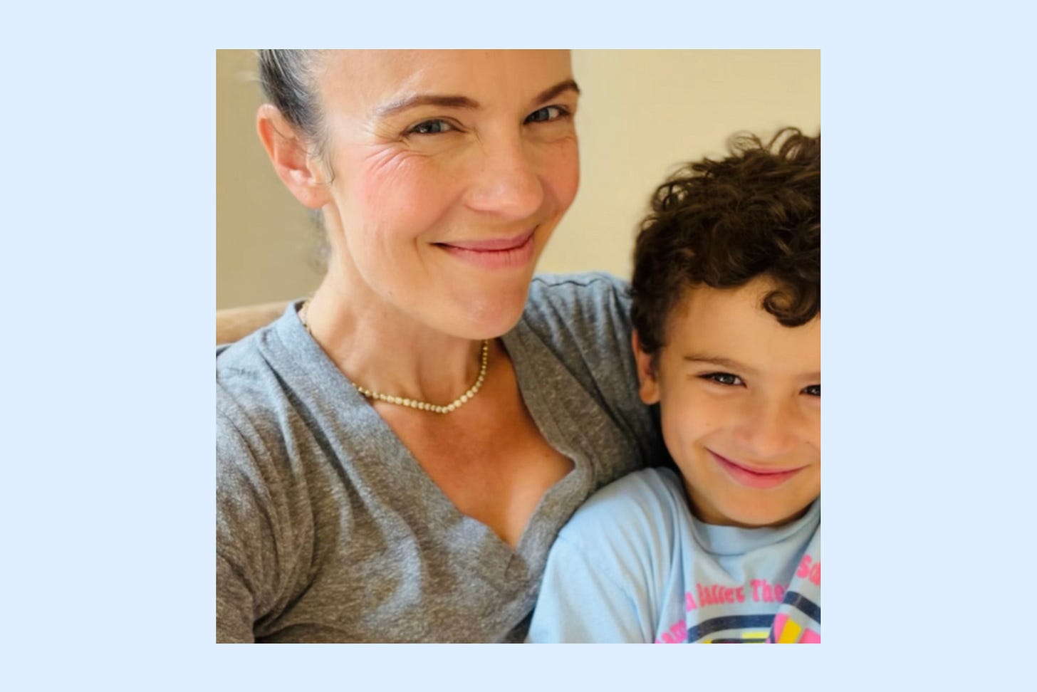 Ana in the frame with her kids first thing in the morning, hair undone, no makeup Ana in the frame with her kids first thing in the morning, hair undone, no makeup