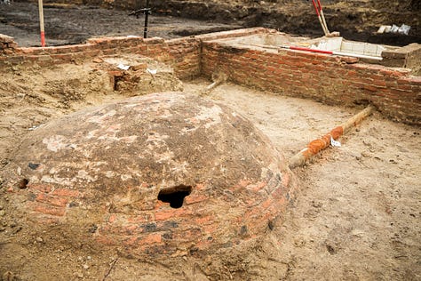 Opgravingsfoto's van het Joodse badhuis | Rechtsboven: Vermoedelijke douche | Linksonder: Waterput met leidingen naar douche/bad | Rechtsonder: Het bad - Foto's: Joshua Noteboom