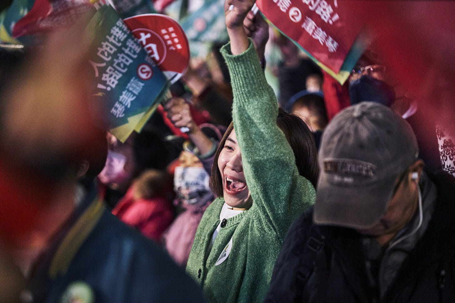 台灣選舉造勢中排列的群眾席|來源:An Rong Xu / NPR 台灣選舉造勢中排列的群眾席|來源:An Rong Xu / NPR