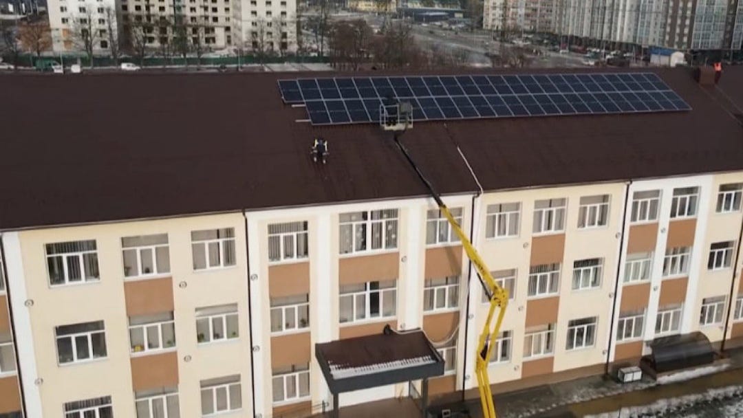 Лютий 2024. Монтаж сонячних панелей у Бучанському ліцеї №3