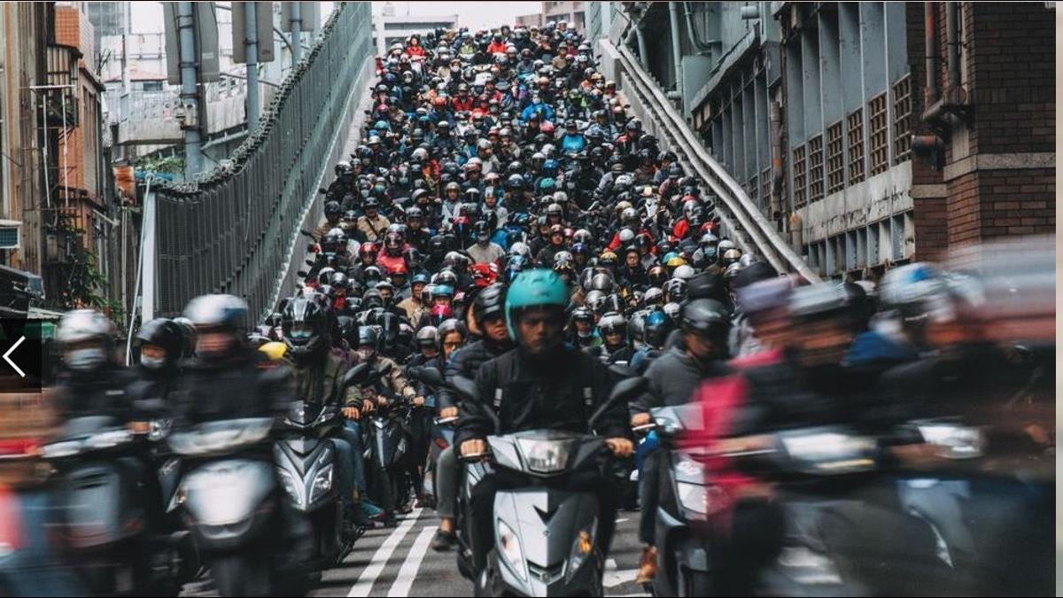 視覺衝擊太震撼!「台北橋機車瀑布」登國家地理攝影大賽 視覺衝擊太震撼!「台北橋機車瀑布」登國家地理攝影大賽