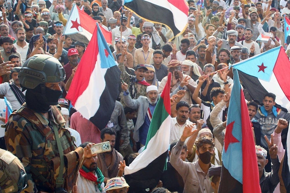 The UAE-backed STC in Yemen announces its dissolution ahead of talks in Riyadh.