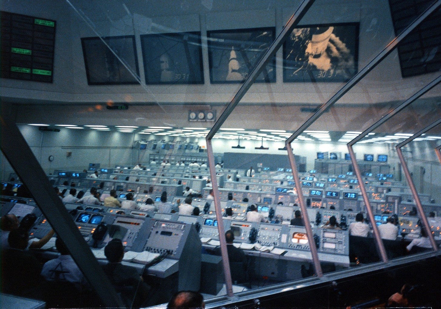 Firing_Room_2_during_Apollo_6_launch_operations.jpg