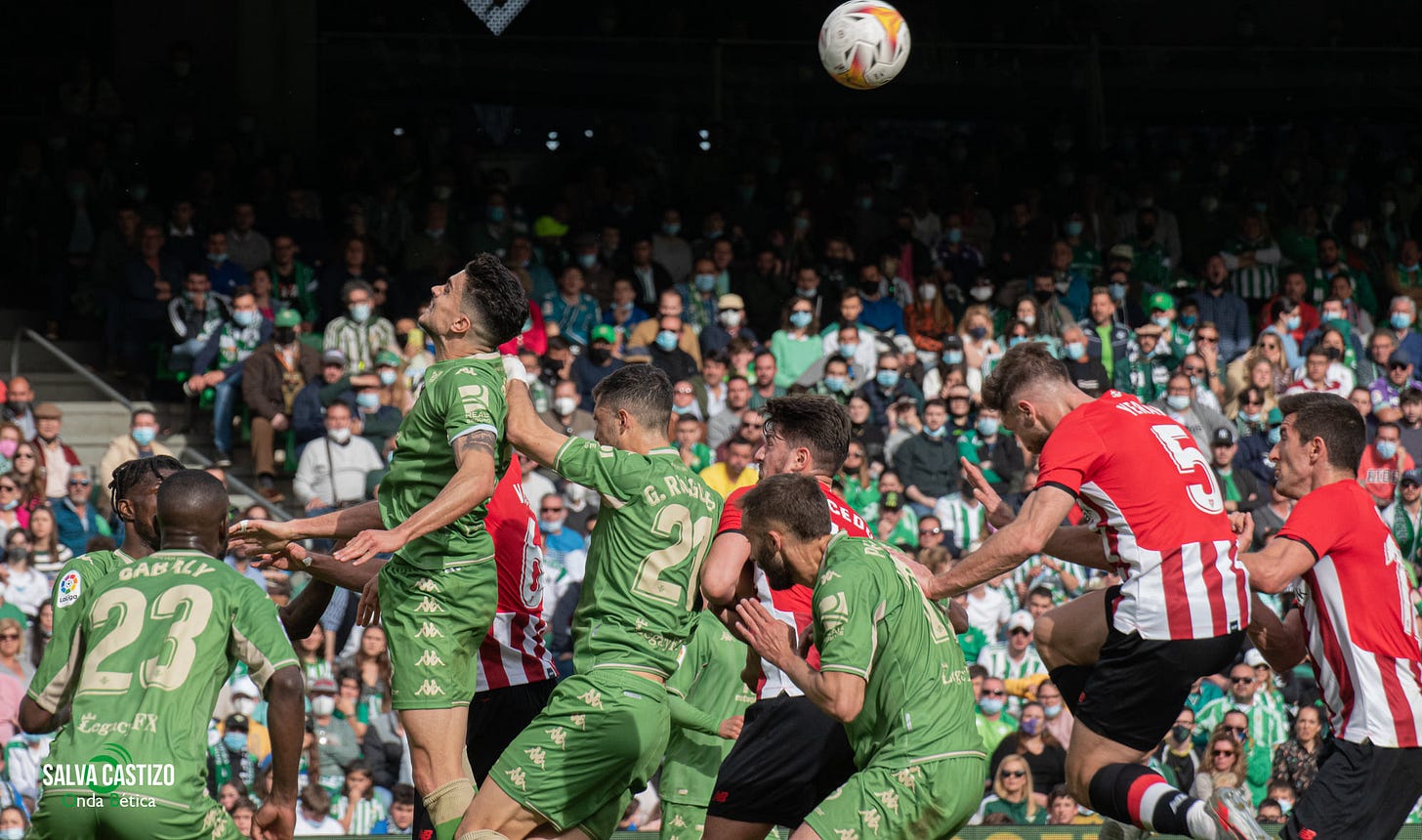Jugadores del Betis y del Athletic disputan un balón.