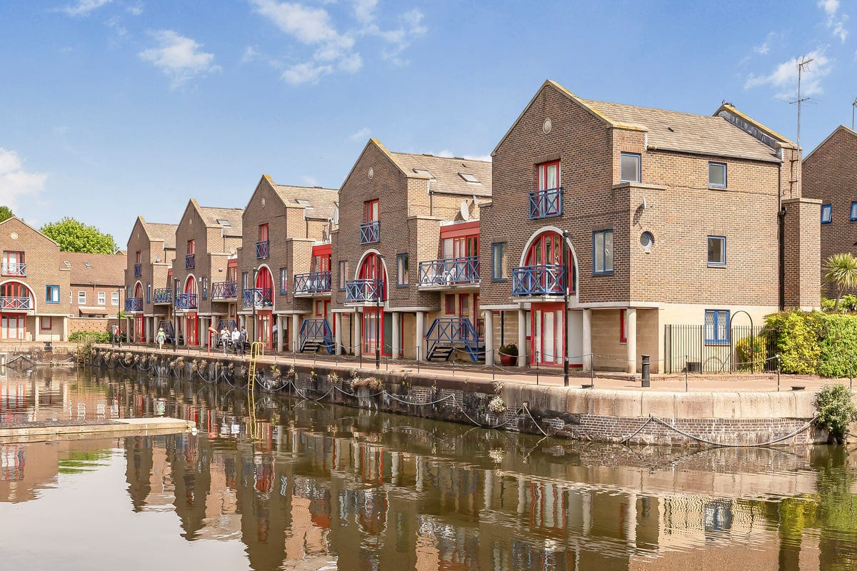 Postmodern 'Venetian palazzo on the Thames' for sale for £1.25 million |  The Standard