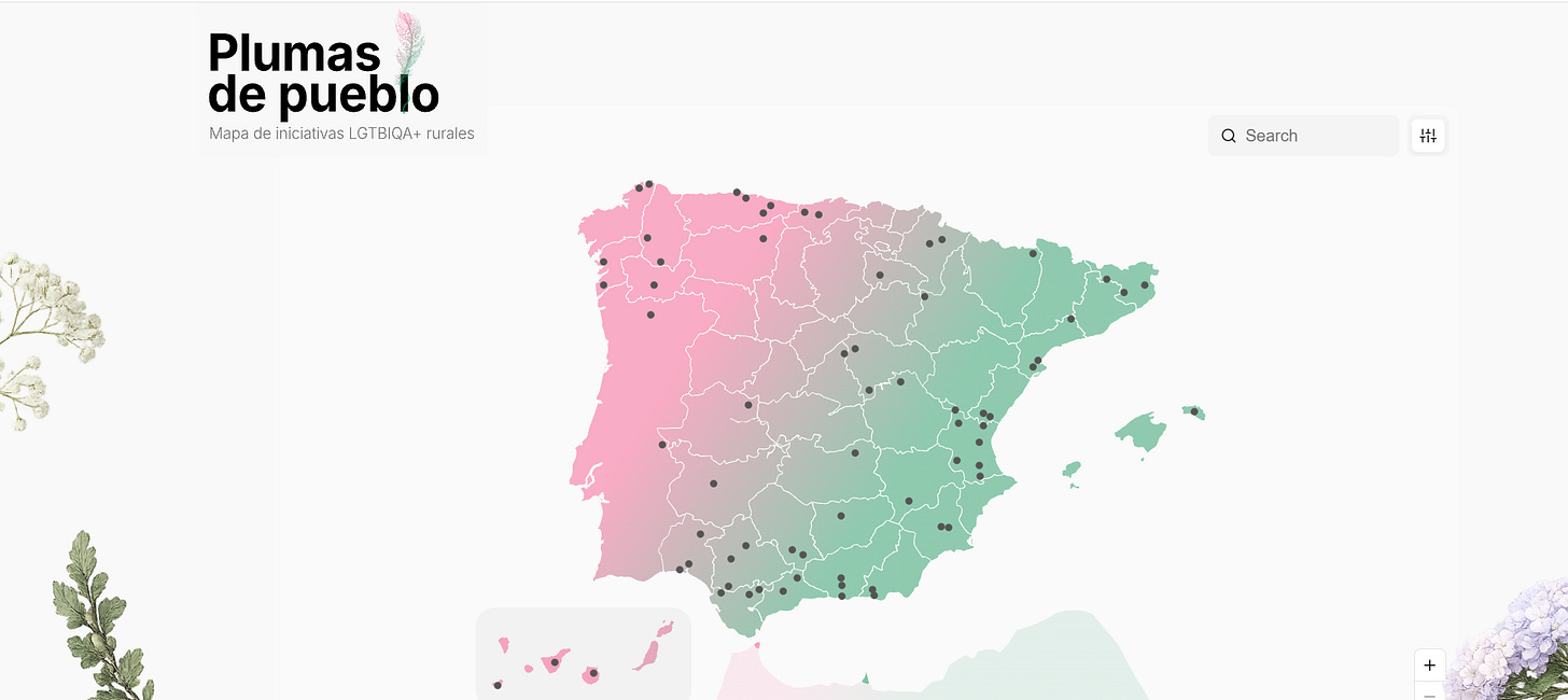 Mappa interattiva della Spagna dal sito "Plumas de pueblo", intitolata "Mapa de iniciativas LGTBIQA+ rurales", con un gradiente sfumato dal rosa al verde e diversi punti neri che indicano le posizioni delle iniziative sul territorio.