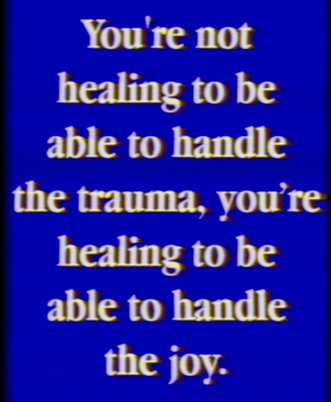 Fundo azul com a frase "You're not healing to be able to handle the trauma, you're healing to be able to handle the joy". Fonte: https://www.instagram.com/p/DCAlbUOxKWs/?igsh=cjh4ZDFhZ3Q2c3Rt