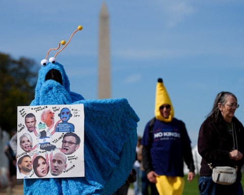 Protesters, with the National Monument in the background.